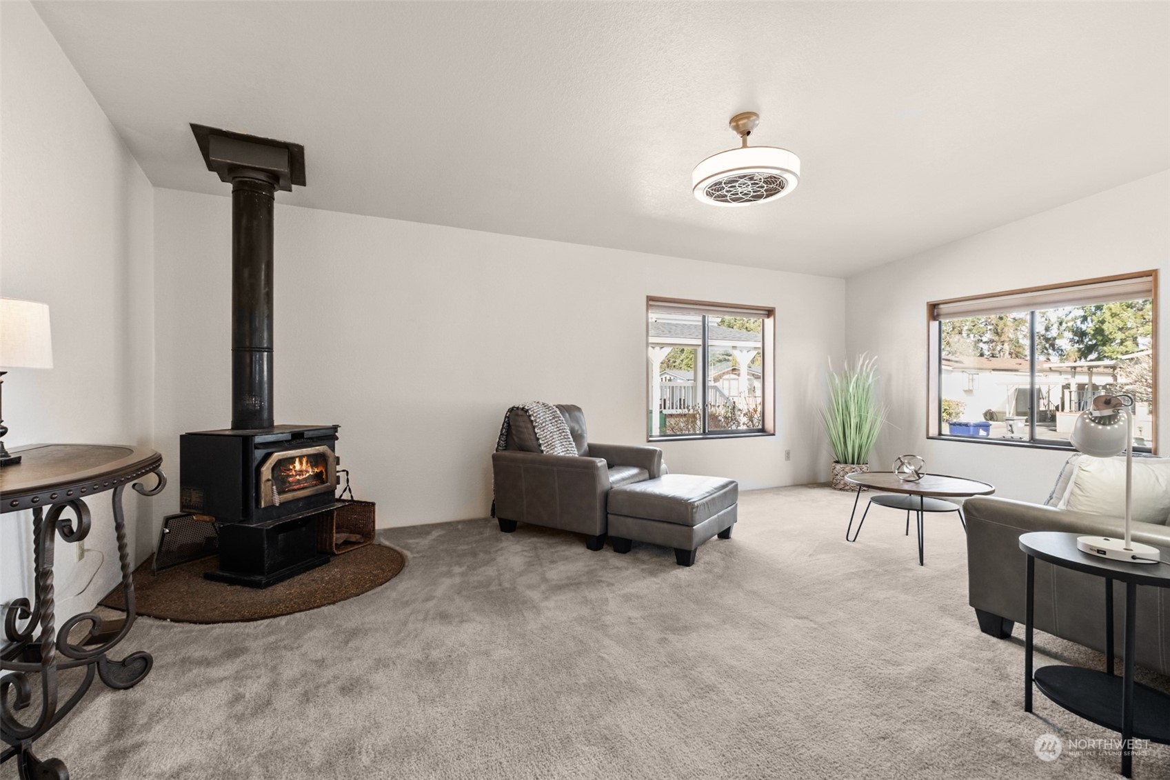 798 Pine Drive, Unit 798 Enumclaw, WA 98022 - Photo 5 of 20 a living room with furniture and a window