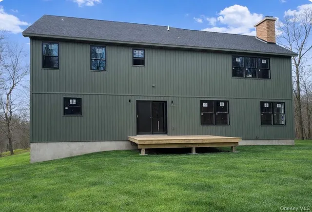 a view of a house with a backyard