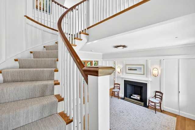 a view of livingroom with furniture