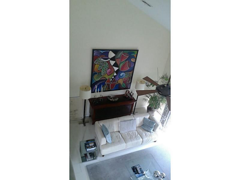 2004 Riverside Place, Unit 1 Wilton Manors, FL 33305 - Photo 11 of 20 Living Room