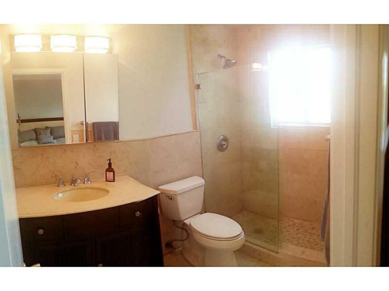 2004 Riverside Place, Unit 1 Wilton Manors, FL 33305 - Photo 15 of 20 Bathroom Master