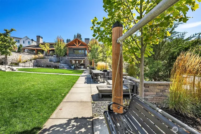 a view of a back yard