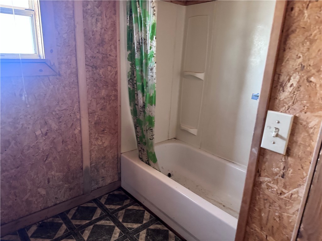 21188 South Cheyenne Road Yucca, AZ 86438 - Photo 15 of 24 Full bath with shower / bath combo with shower curtain