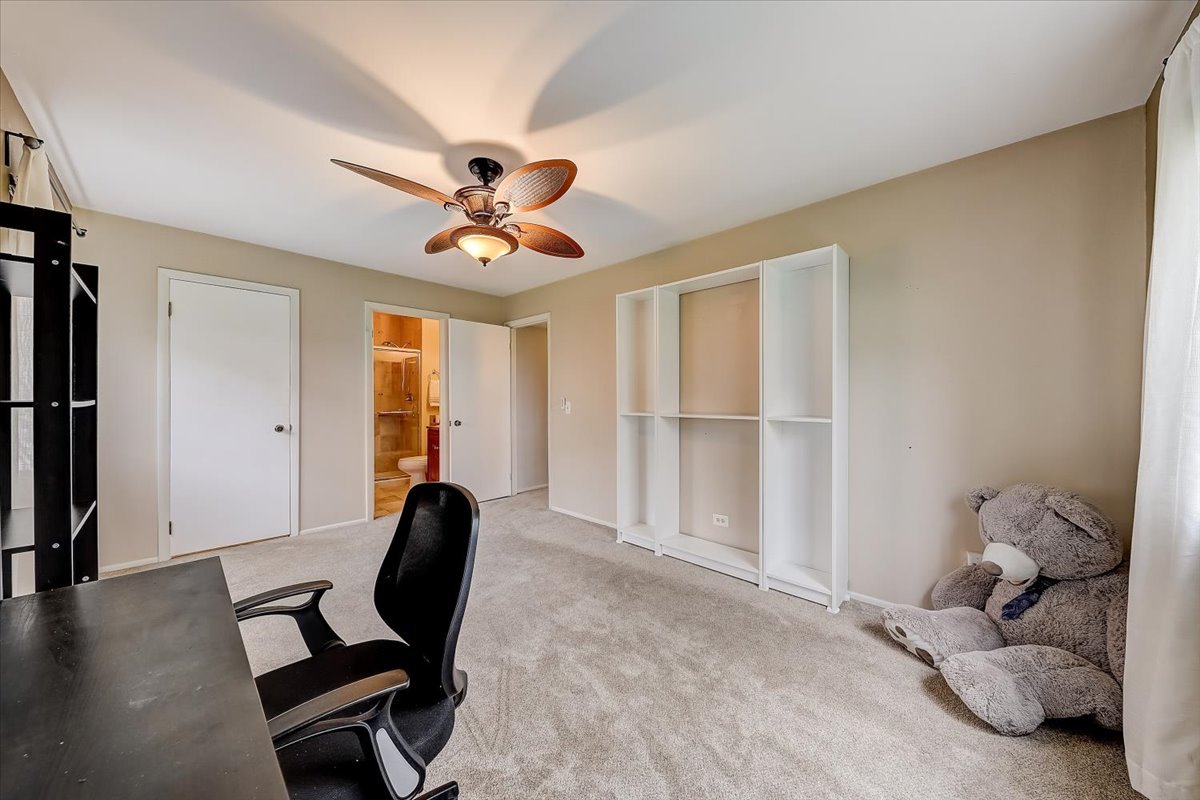 1110 Scanlon Drive, Unit D1 Wheeling, IL 60090 - Photo 18 of 23 a living room with furniture