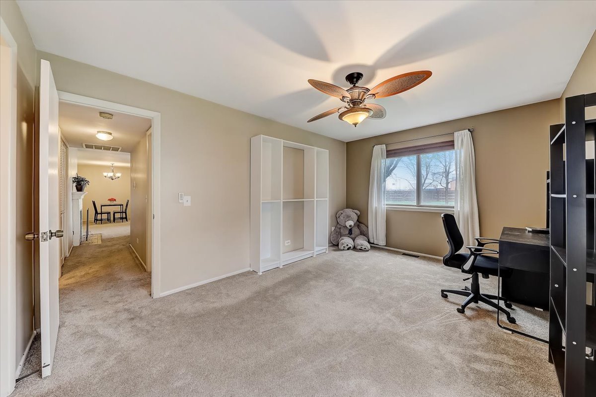 1110 Scanlon Drive, Unit D1 Wheeling, IL 60090 - Photo 19 of 23 a view of a livingroom with workspace and a window