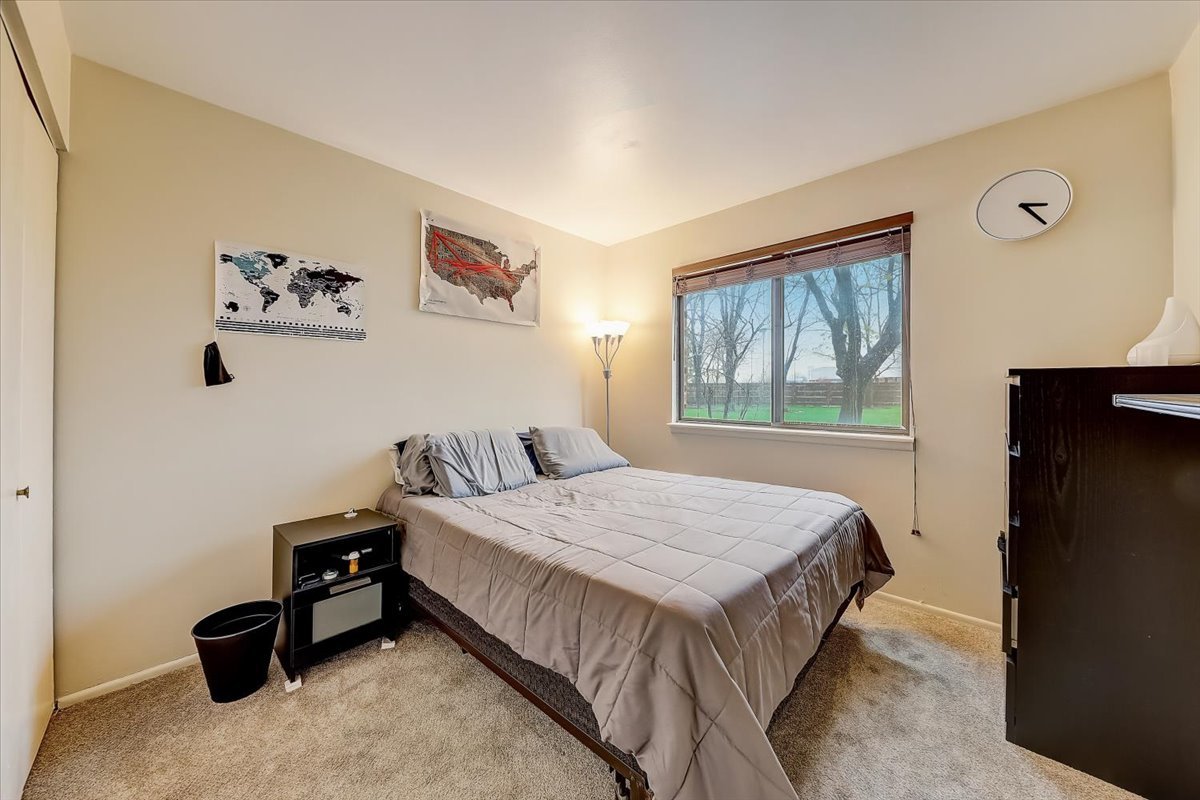 1110 Scanlon Drive, Unit D1 Wheeling, IL 60090 - Photo 20 of 23 a bedroom with a bed and a window