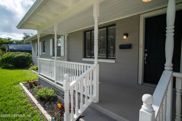 a view of porch with garden and deck