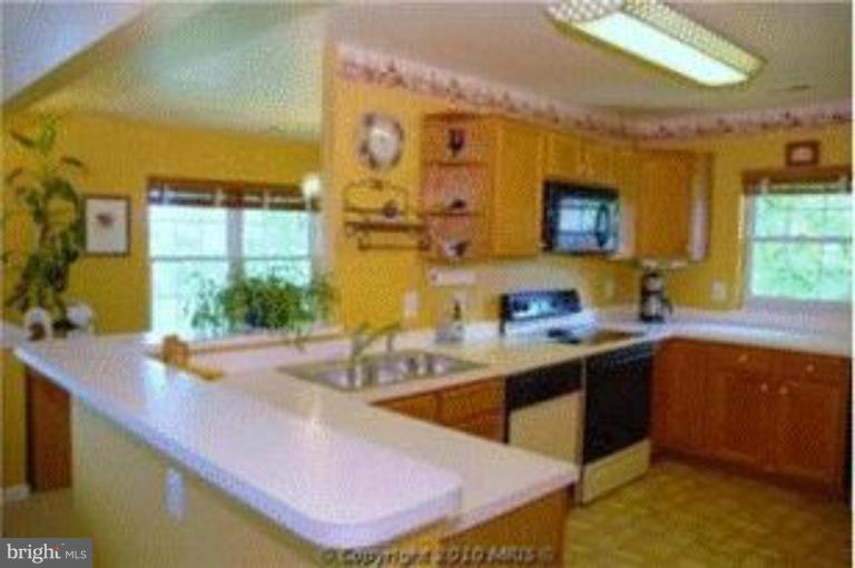 304 Ridgepoint Place, Unit 34 Gaithersburg, MD 20878 - Photo 16 of 17 Kitchen