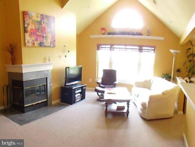 304 Ridgepoint Place, Unit 34 Gaithersburg, MD 20878 - Photo 4 of 17 Living Room
