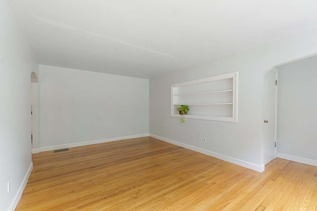 17 Shore Road Gardner, MA 01440 - Photo 7 of 42 Gallery Image 7