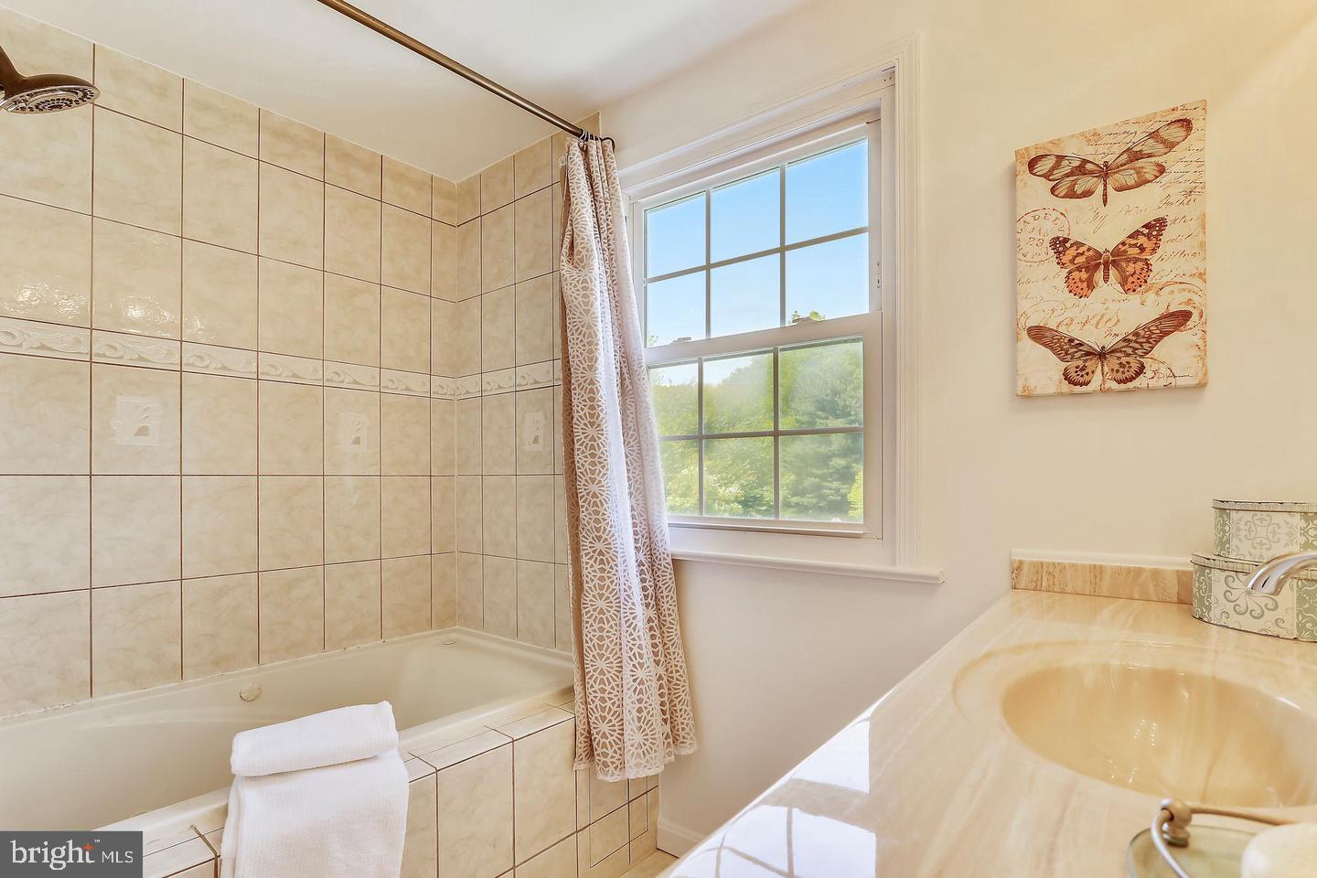 15428 Wembrough Street Silver Spring, MD 20905 - Photo 21 of 36 2nd Level Full bathroom with Soaking Tub