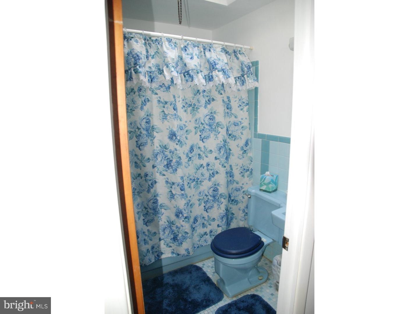 10200 West Keswick Road Philadelphia, PA 19114 - Photo 17 of 22 Bathroom
