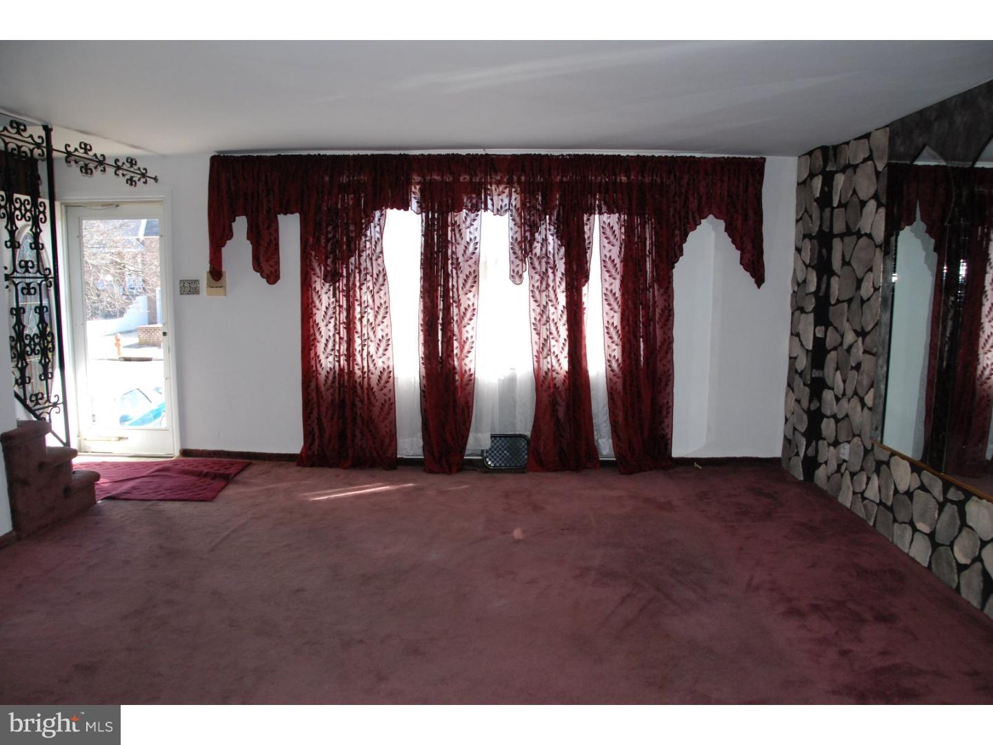 10200 West Keswick Road Philadelphia, PA 19114 - Photo 4 of 22 Living Room
