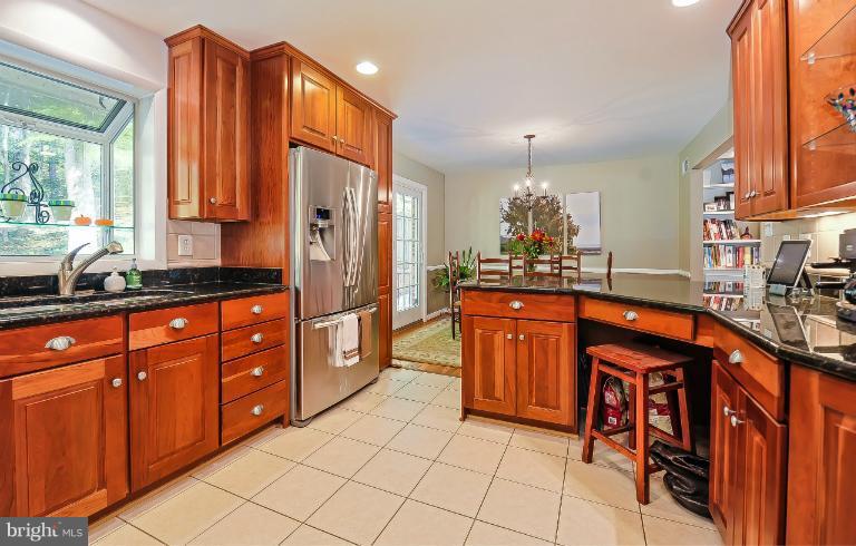 6205 Foxcroft Road Alexandria, VA 22307 - Photo 22 of 29 Kitchen