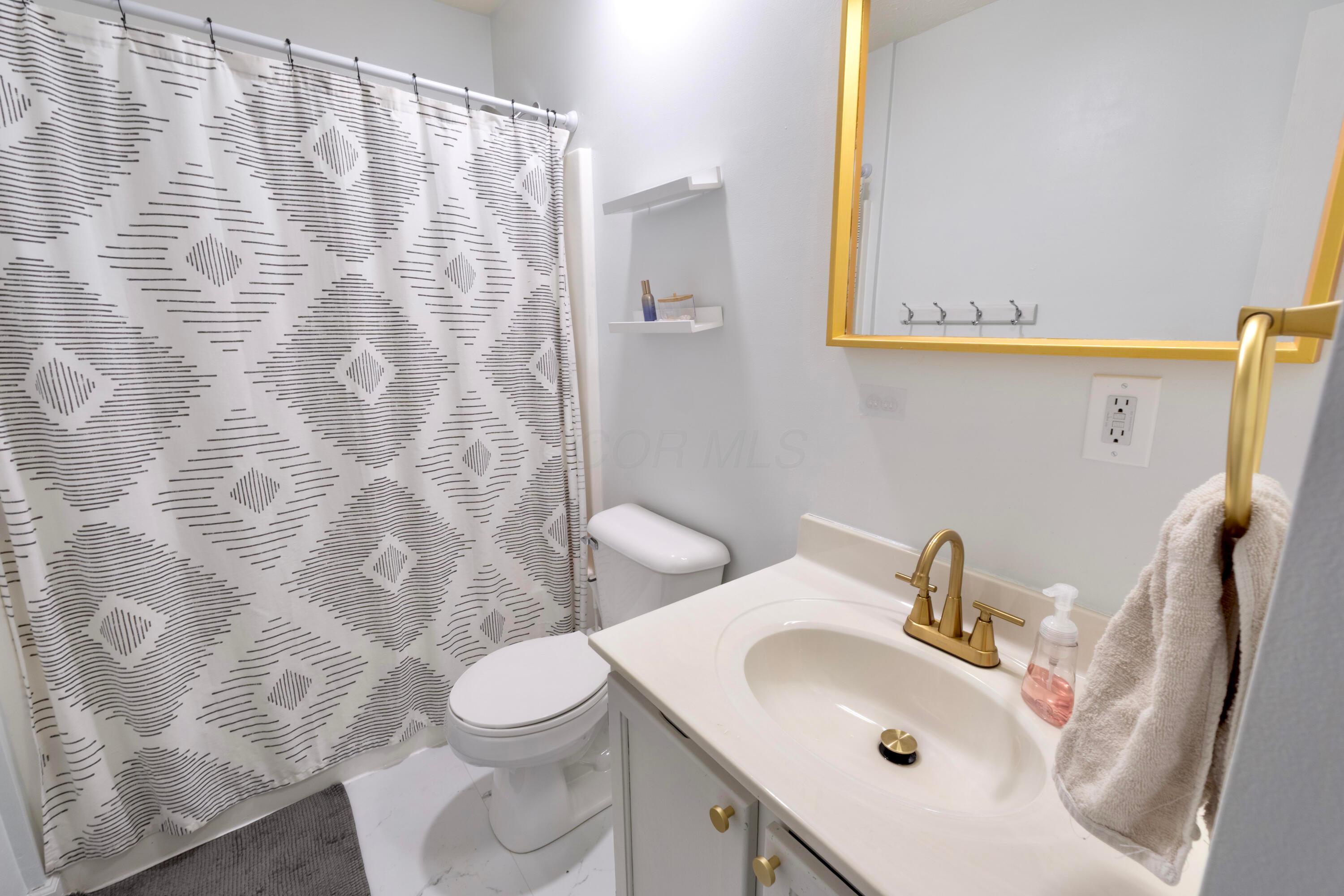 160 Kettering Bend Delaware, OH 43015 - Photo 29 of 49 This hall bathroom has a tub/shower combo.