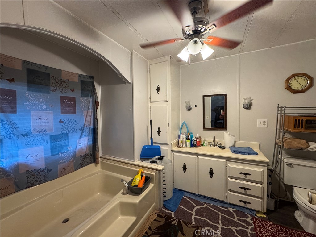 20683 Waalew Road, Unit B79 Apple Valley, CA 92307 - Photo 14 of 23 a bathroom with a sink mirror and a bathtub