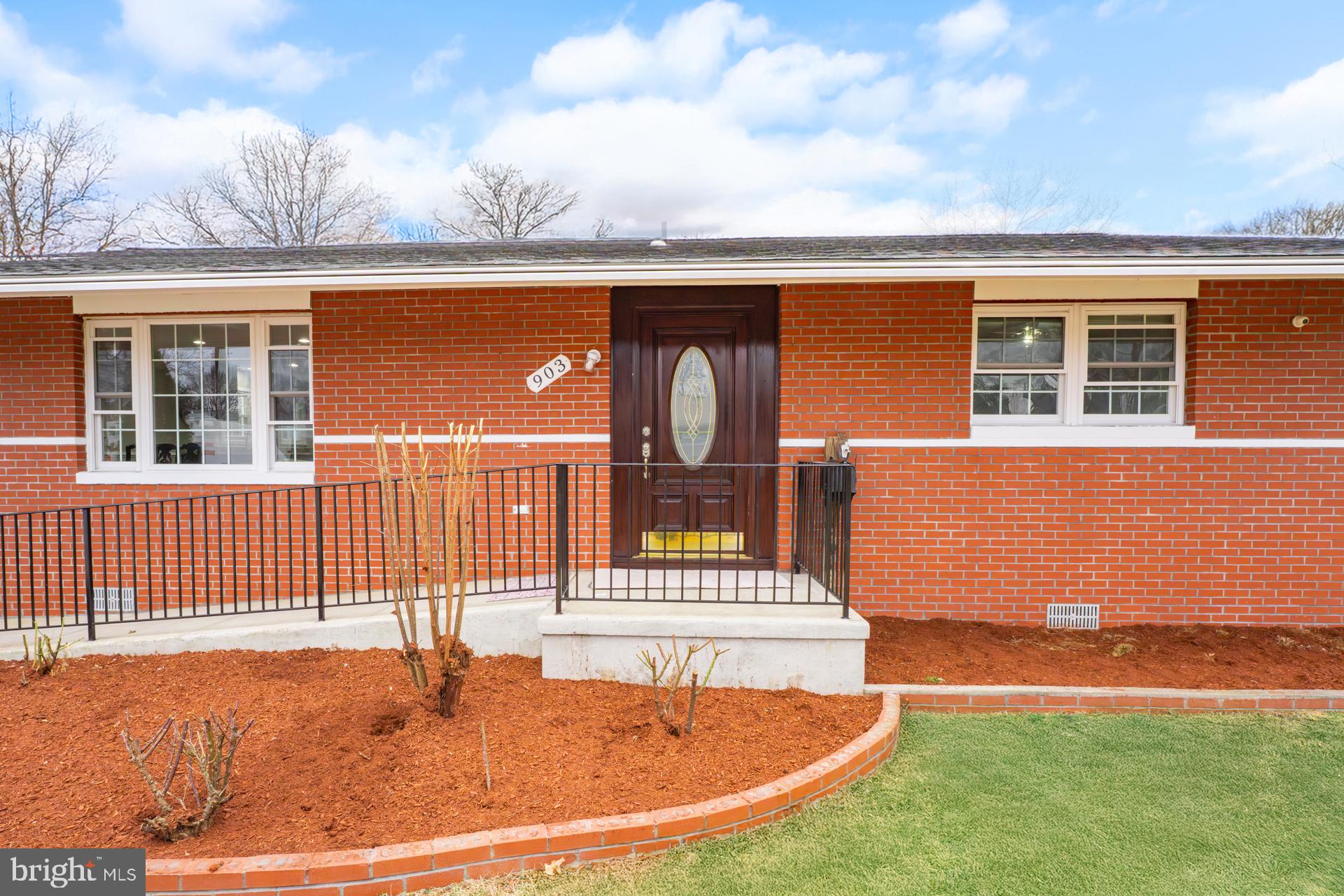 903 Wingfield Road Woodbridge, VA 22191 - Photo 4 of 85 Virtual landscaping (grass added)