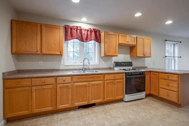 $600,000 | 55 Sweet Hill Road, Plaistow, NH 03865