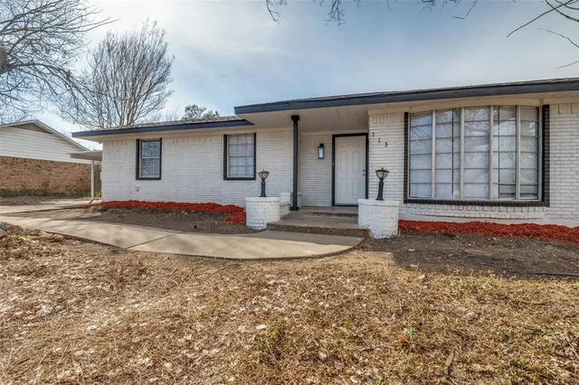 $289,500 | 113 Brook Hollow Drive, DeSoto, TX 75115