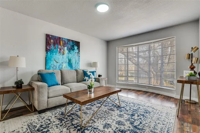 $289,500 | 113 Brook Hollow Drive, DeSoto, TX 75115