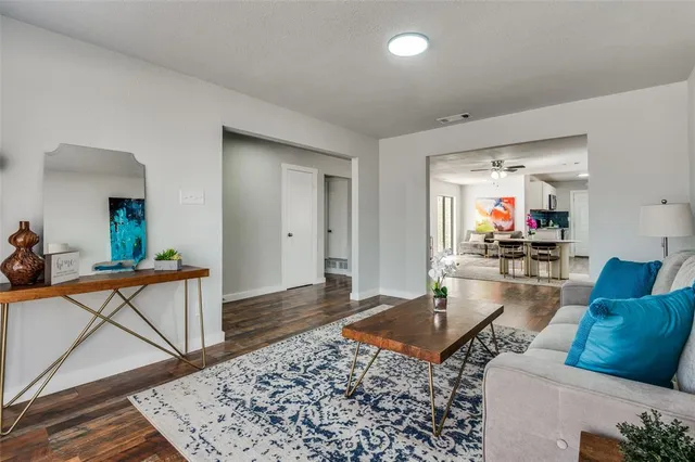 $289,500 | 113 Brook Hollow Drive, DeSoto, TX 75115