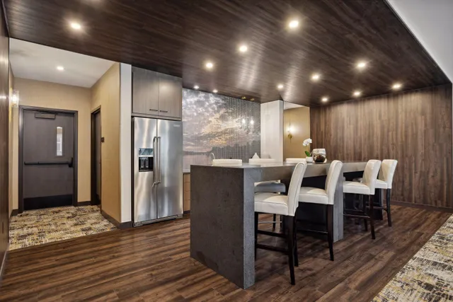 $4,404 | 253 Lake Street East, Unit 212, Wayzata, MN 55391