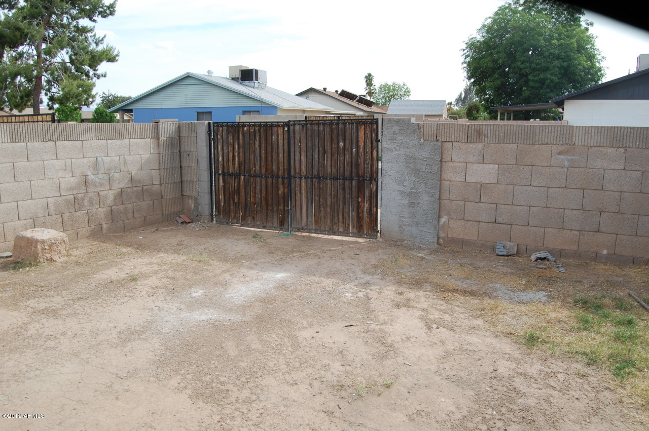 7631 West Cheery Lynn Road Phoenix, AZ 85033 - Photo 8 of 8 Backyard