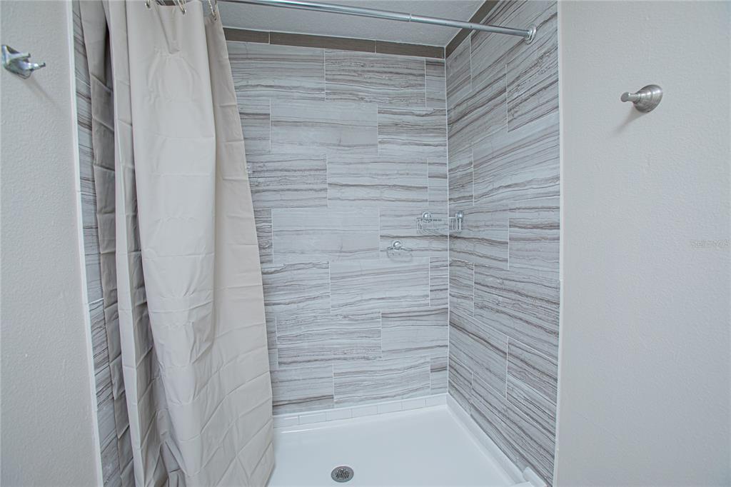 2009 Pine Street St. Cloud, FL 34769 - Photo 7 of 17 a bathroom with a bathtub