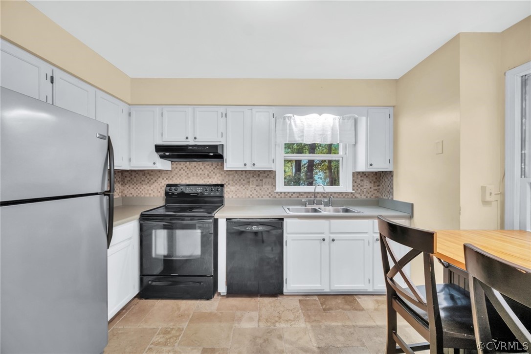 5824 Mill Spring Road Midlothian, VA 23112 - Photo 7 of 29 a kitchen with a stove a refrigerator and a sink