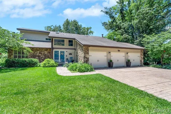 $449,900 | 320 Jubaka Drive, Fairview Heights, IL 62208