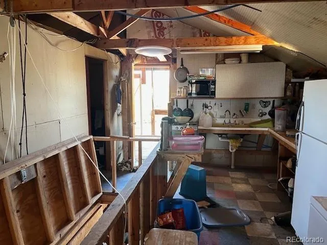a view of entryway and kitchen