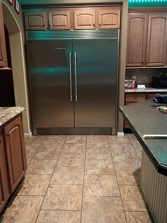 248 Timber Lane Mansfield, LA 71052 - Photo 4 of 12 a kitchen with granite countertop a refrigerator and a stove