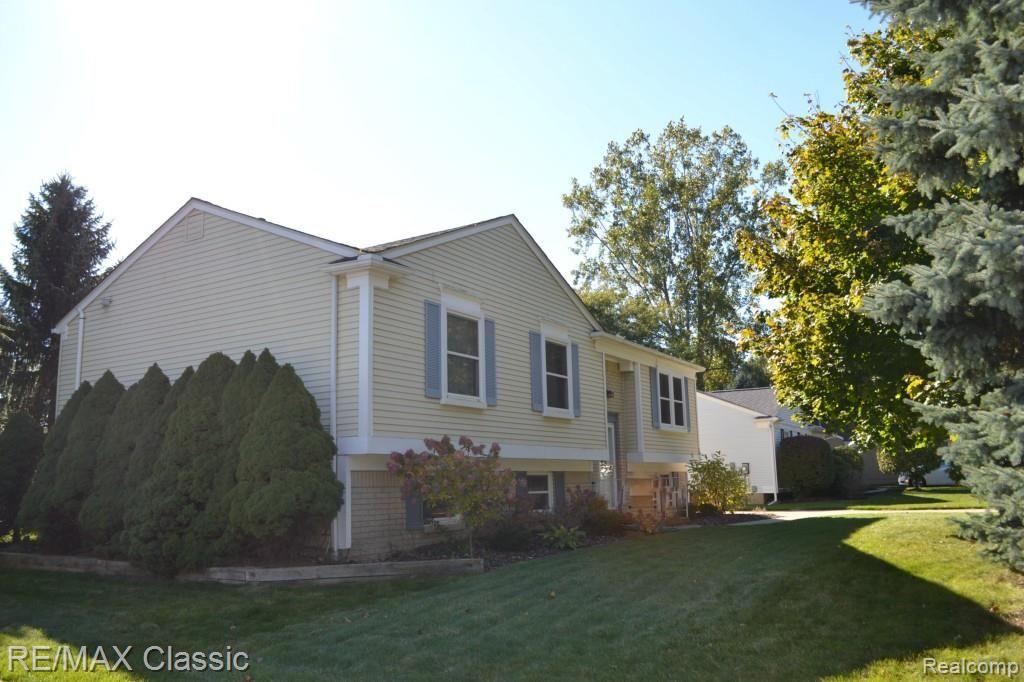 692 Bolinger Street Rochester, MI 48307 - Photo 2 of 35 Side View