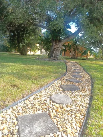 a view of a house with backyard