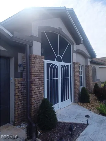 a view of entryway of house