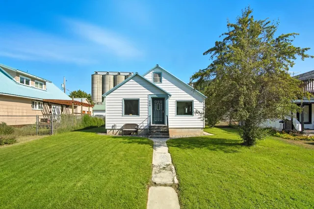 $240,000 | 409 Pend Oreille Boulevard, Metaline Falls, WA 99153