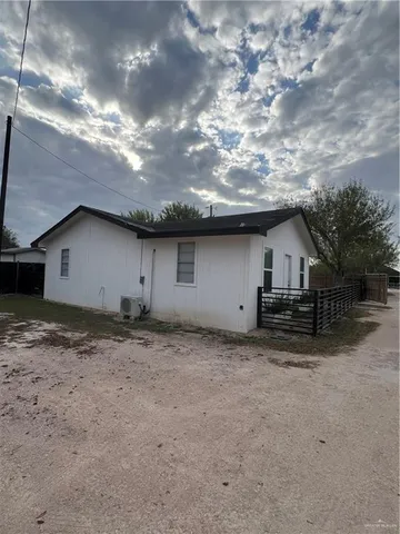 a house view with backyard space