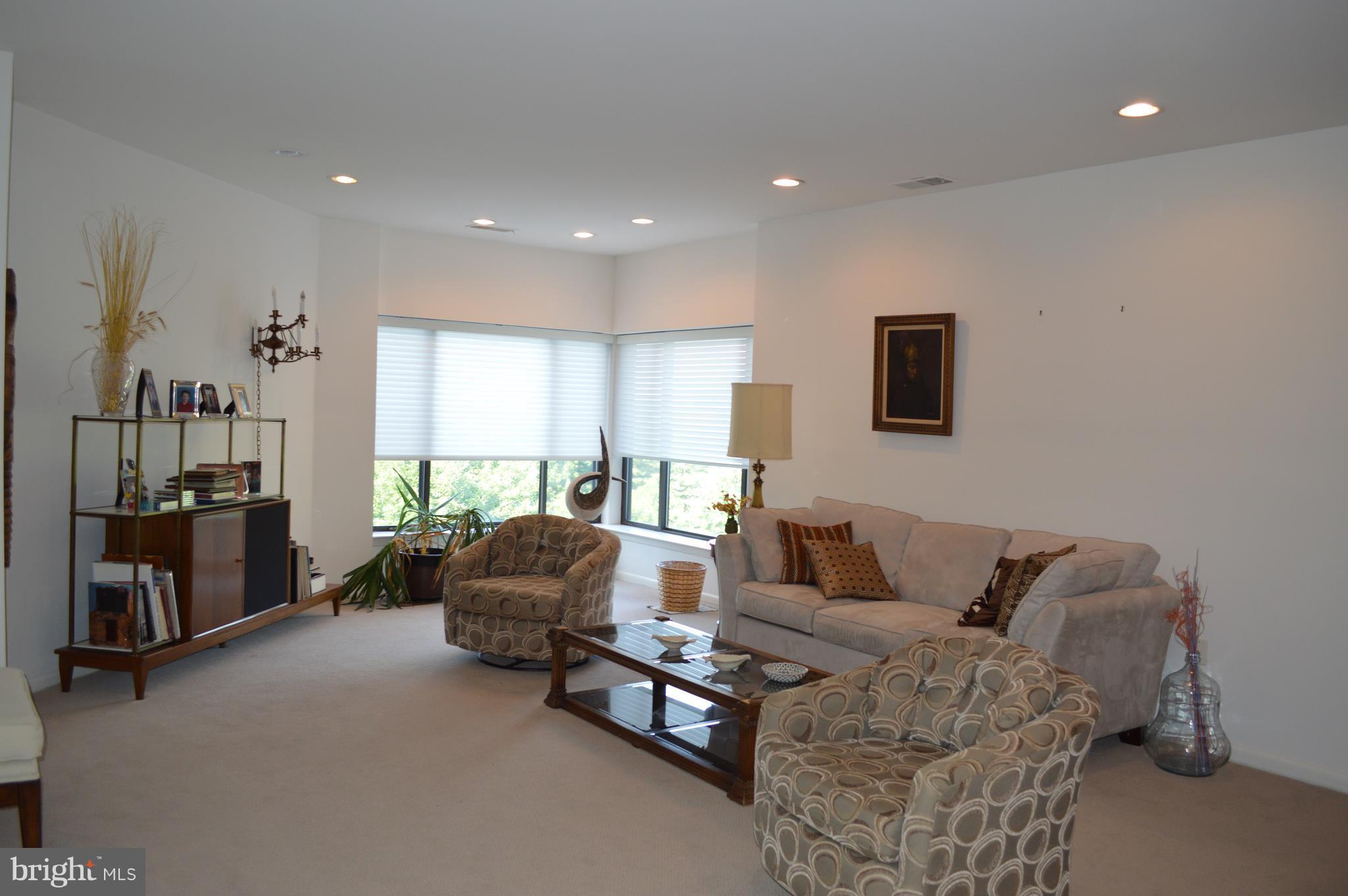 3021 Fallstaff Road, Unit 601B Baltimore, MD 21209 - Photo 9 of 18 Living Room