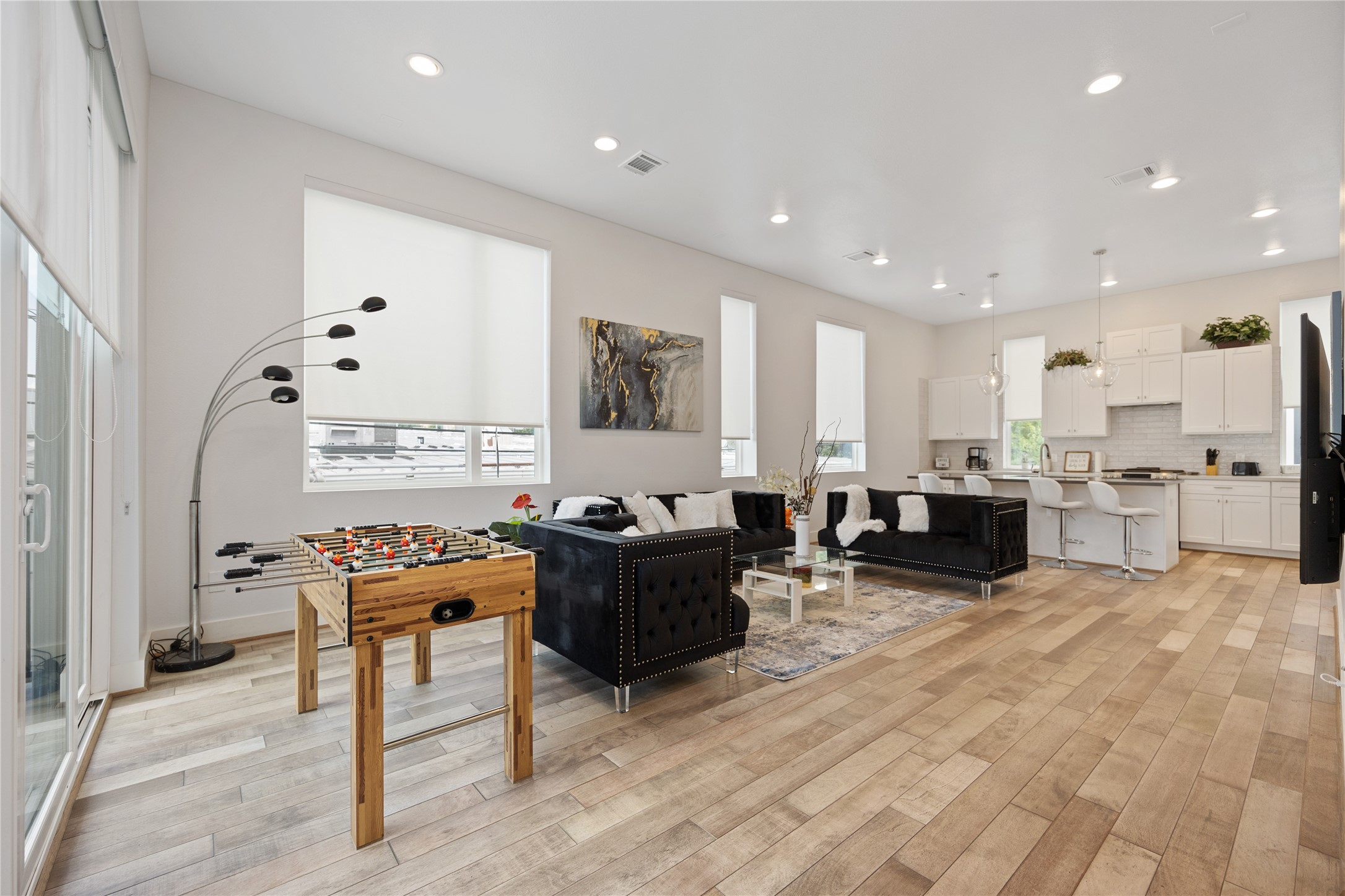 5914 Val Verde Street Houston, TX 77057 - Photo 3 of 25 a living room with furniture and kitchen view