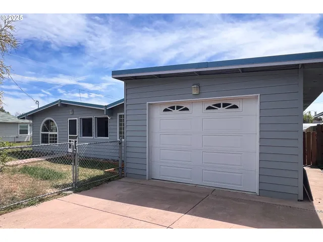 $399,900 | 1214 Northeast Loper Avenue, Prineville, OR 97754