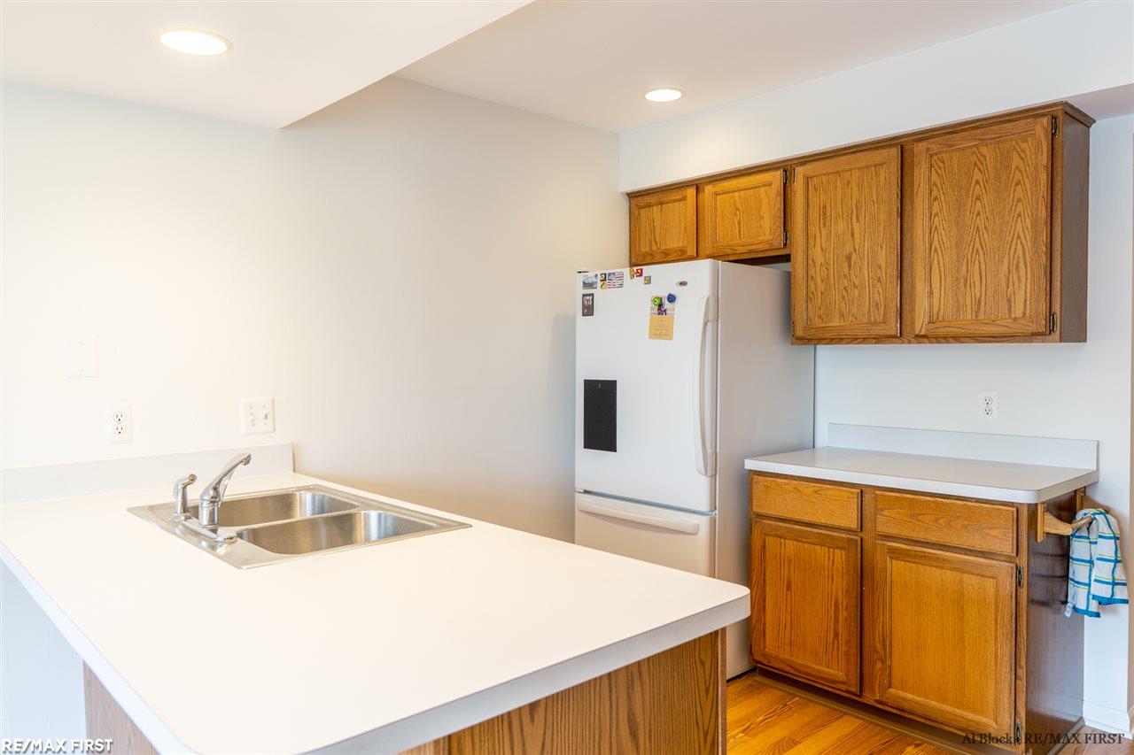 1685 Huntington Park Rochester, MI 48309 - Photo 19 of 32 50038526-18.JPG