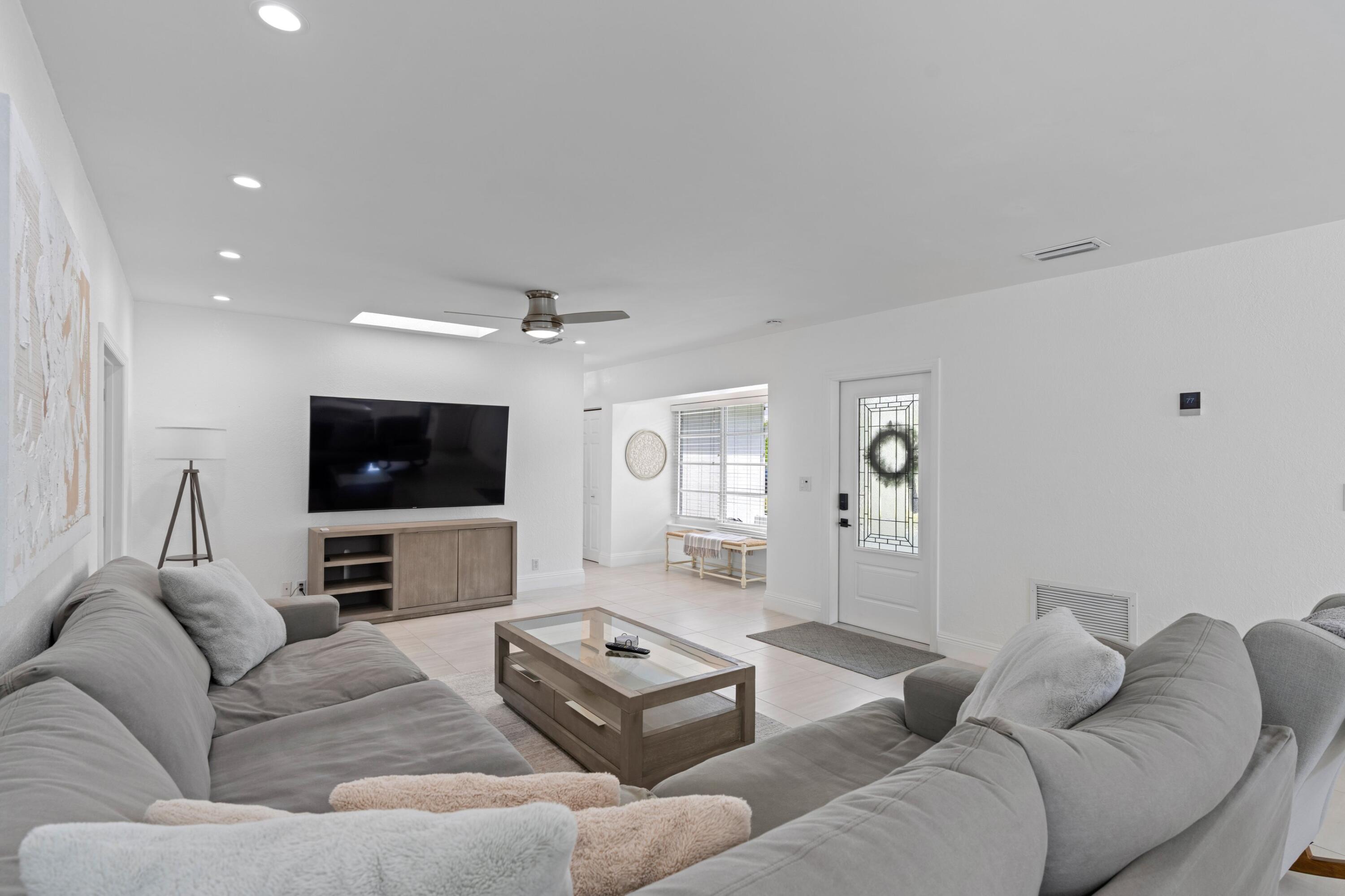 124 Oregon Lane Boca Raton, FL 33487 - Photo 6 of 39 Living Room