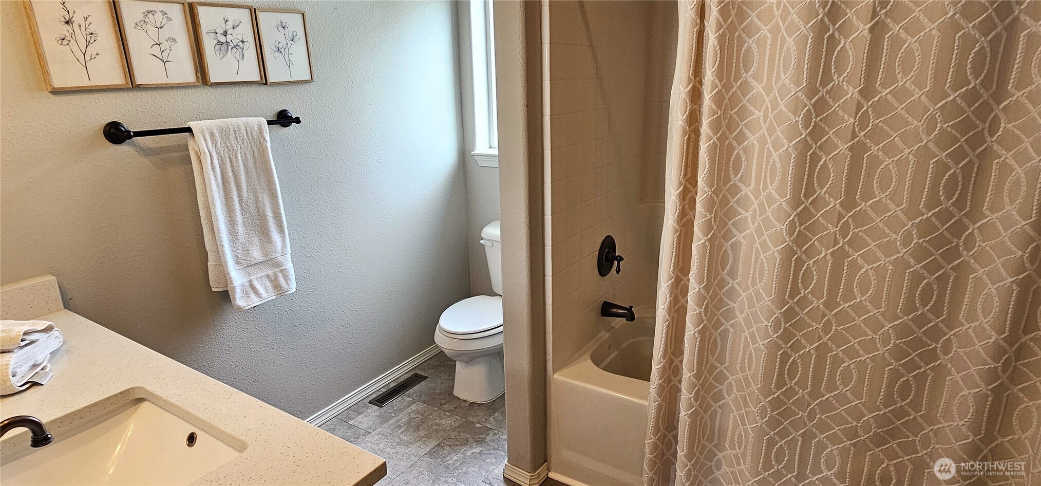 435 Maringo Road Ephrata, WA 98823 - Photo 31 of 40 a bathroom with a toilet and shower