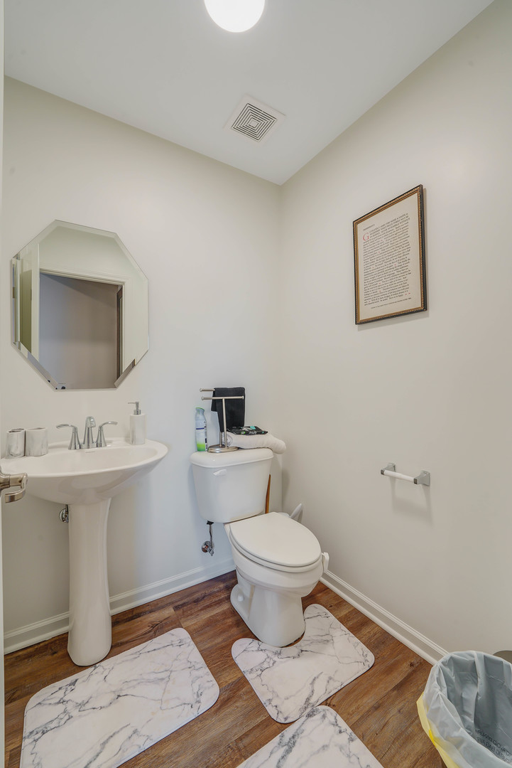 10332 Kerry Ridge Court Chicago Ridge, IL 60415 - Photo 18 of 19 a bathroom with a toilet a sink and mirror