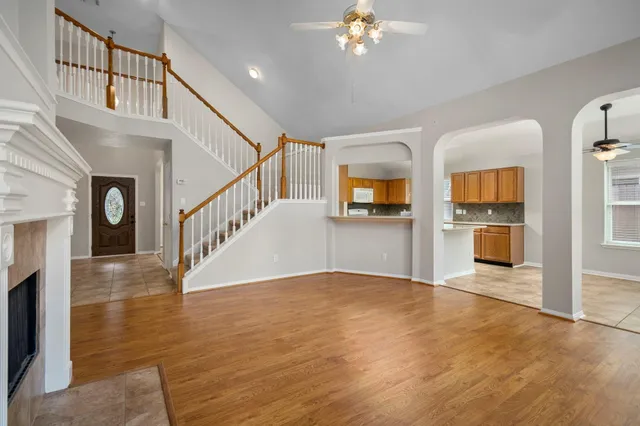 a view of an entryway with a livingroom