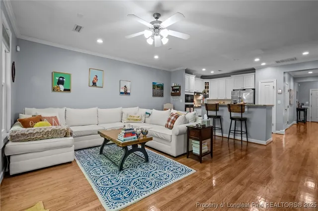 a view of livingroom with furniture
