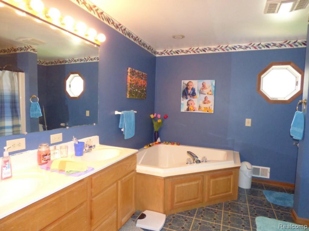 13828 Ridgemont Lane Gregory, MI 48137 - Photo 10 of 22 10 MASTER BATHROOM.jpg