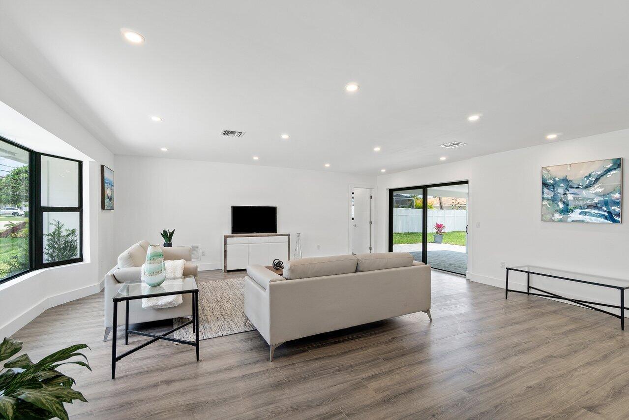 742 Appleby Street Boca Raton, FL 33487 - Photo 8 of 22 Living Room