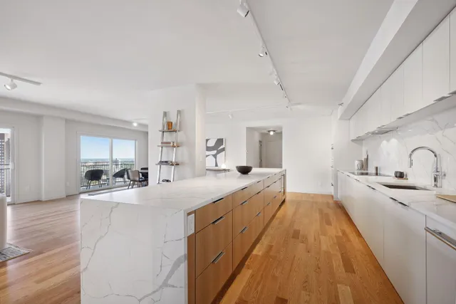 $3,995 | 1225 Lasalle Avenue, Unit 2301, Minneapolis, MN 55403