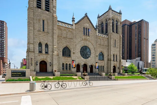 $3,995 | 1225 Lasalle Avenue, Unit 2301, Minneapolis, MN 55403